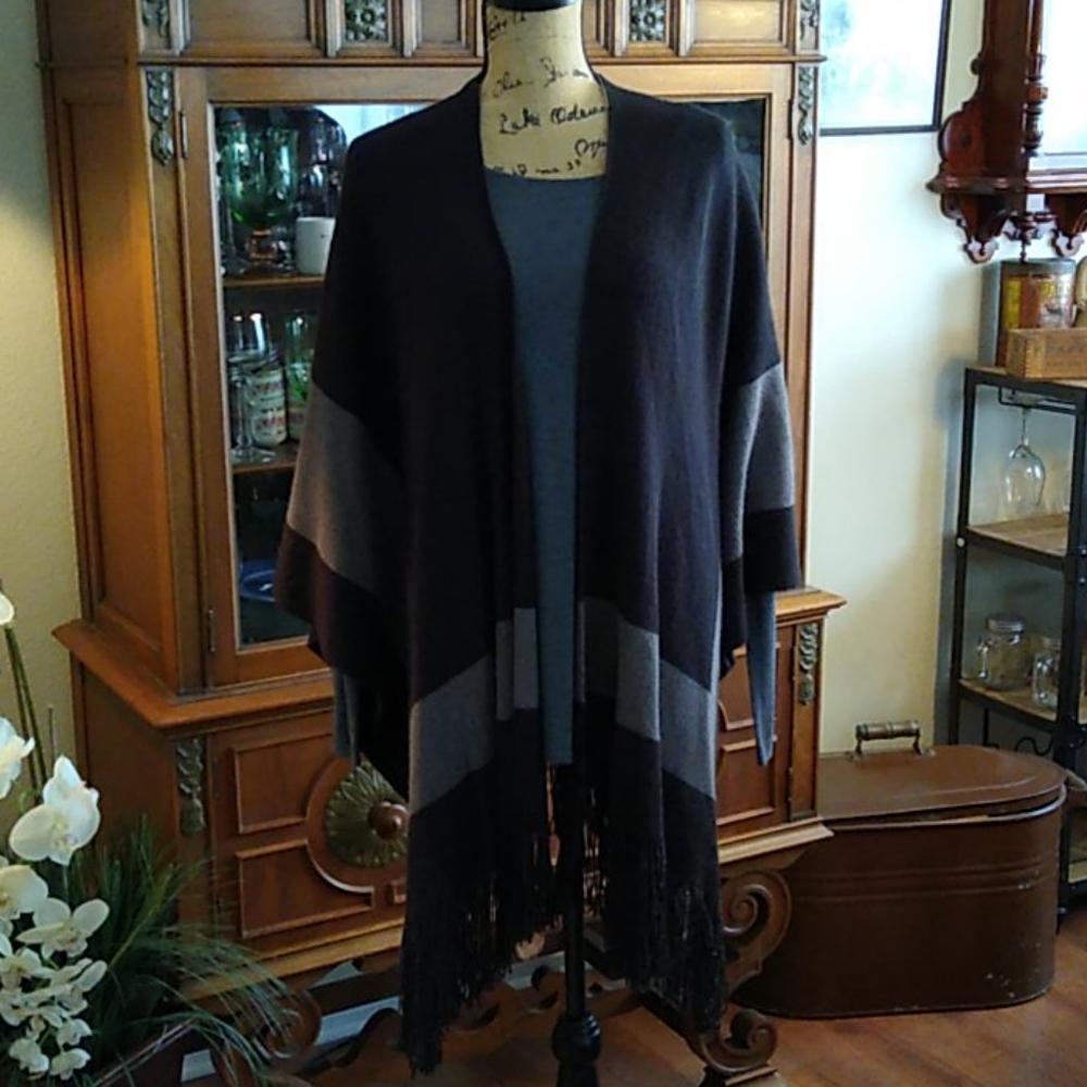 BCBG Generation Grey /Black Poncho OSFM